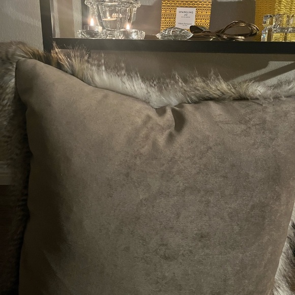 Luxurious Faux Fur Pillow D.V KAP home retails 200$ - Picture 5 of 5